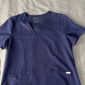 Figs Women’s Navy Casma Three Pocket Scrub Top